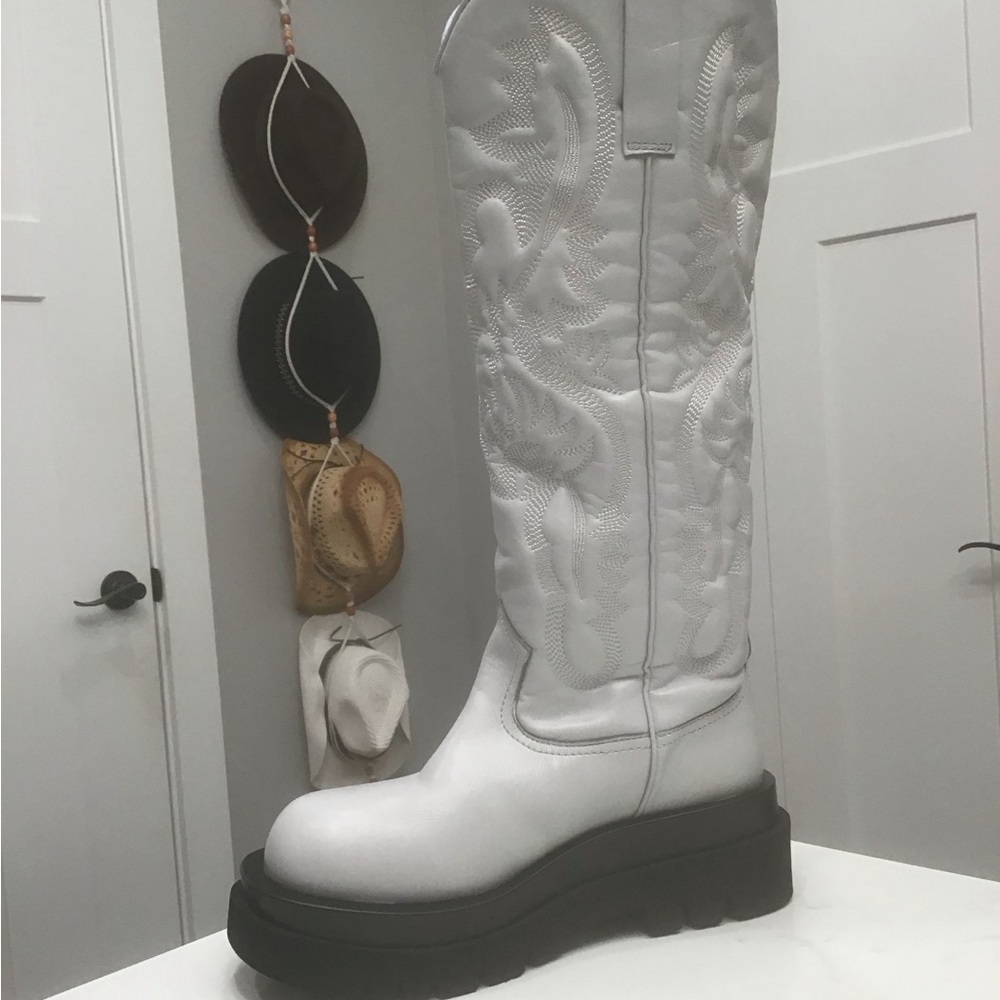 🔵 “NWOT” Free People X Jeffrey Campbell White Embroidered Space Cowboy Boots